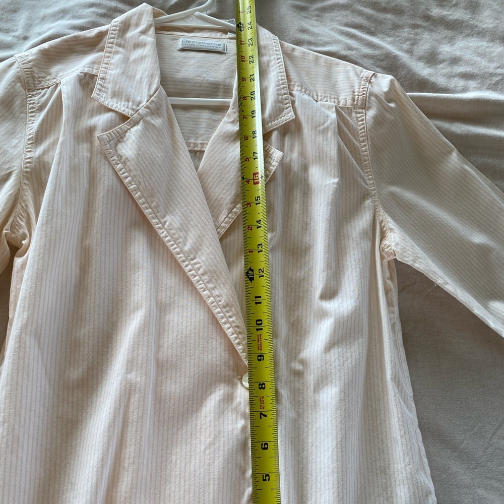 Bundle 10 (4-5$) items for a 10$ offer. Liz Claiborne peach pinstripe top - Picture 6 of 7